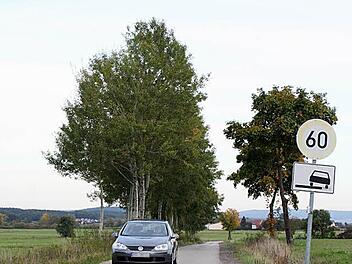 Die Straße von Pommersfelden über Wind nach Sambach auf Höhe Großer See. Im Hintergrund Wind, links hinten Sambach  Foto: Seeger