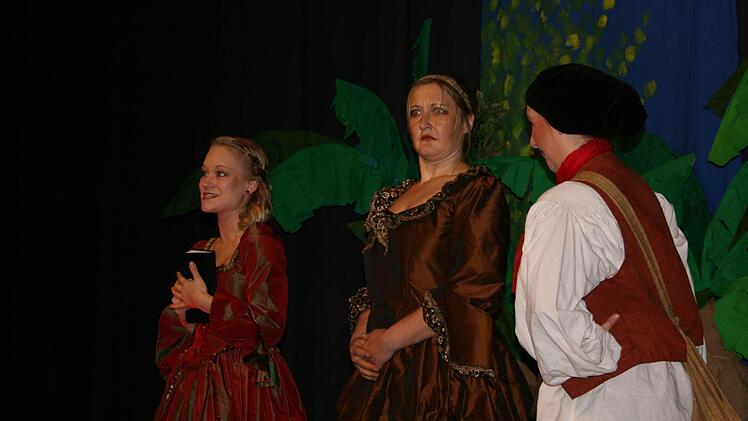 Die keusche Witwe Leonarda (Caroline Horn, links) schwärmt ihrer Zofe (Anja Schindler, Mitte) und ihrem Diener (Nadja Geuther, rechts) von Camillo vor.
