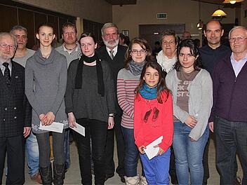 Die Geehrten (vorn v. l.): Toni Hesselbach, Samira Spiegel, Sophie Moritz, Anke Schmitt, Giulia Fischer, Constanza Alarcón, Ernst Bischoff; (hinten v. l.): Reiner Fischer, Peter Holzer, Konrad Weingart, Maria Bischoff und Stefan Diez. Foto: Gerd Schaar