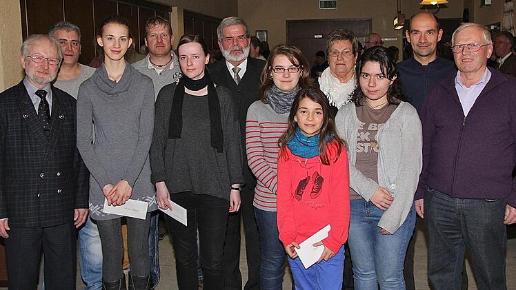 Die Geehrten (vorn v. l.): Toni Hesselbach, Samira Spiegel, Sophie Moritz, Anke Schmitt, Giulia Fischer, Constanza Alarcón, Ernst Bischoff; (hinten v. l.): Reiner Fischer, Peter Holzer, Konrad Weingart, Maria Bischoff und Stefan Diez. Foto: Gerd Schaar