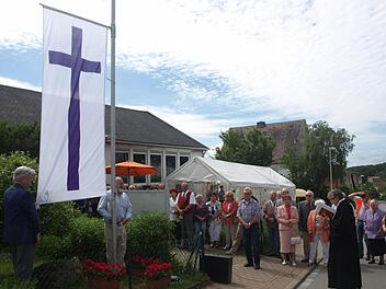 Im Rahmen des Sommerfestes segnete Pfarrer Philipp Klein die neue Fahne der evangelischen Kirchengemeinde Oerlenbach. Foto: Stefan Geiger
