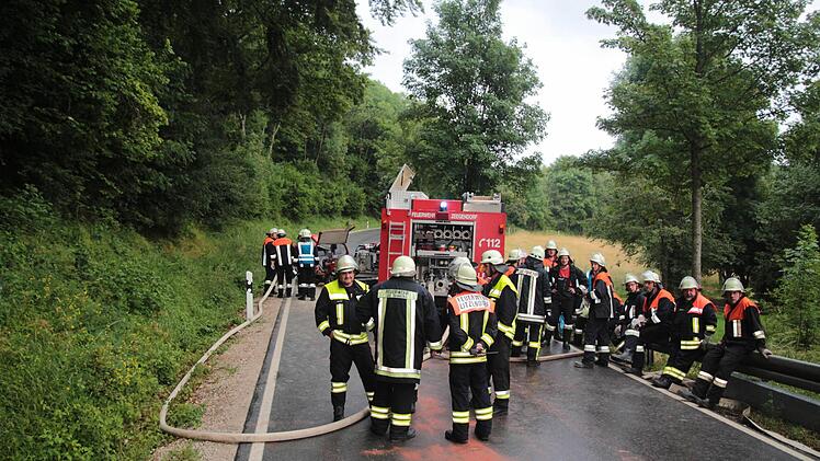 Zwischen Zeegendorf und Teuchatz im Landkreis Bamberg hat sich ein schwerer Autounfall ereignet. Bei einem Frontalzusammenstoß ist eine Person nach Angaben der Rettungskräfte lebensgefährlich verletzt worden. Der Rettungshubschrauber war im Einsatz. Foto: Ferdinand Merzbach