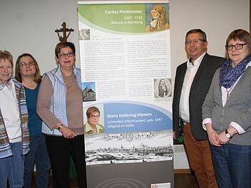 Stellten die Ausstellung und das Rahmenprogramm vor (von links) Annemie Dietz, Stadtarchivarin Christine Wittenbauer, Maria Hollering-Hamers, Joachim und Martina Wegner vom Evangelischen Bildungswerk.  Foto: Gerda Völk