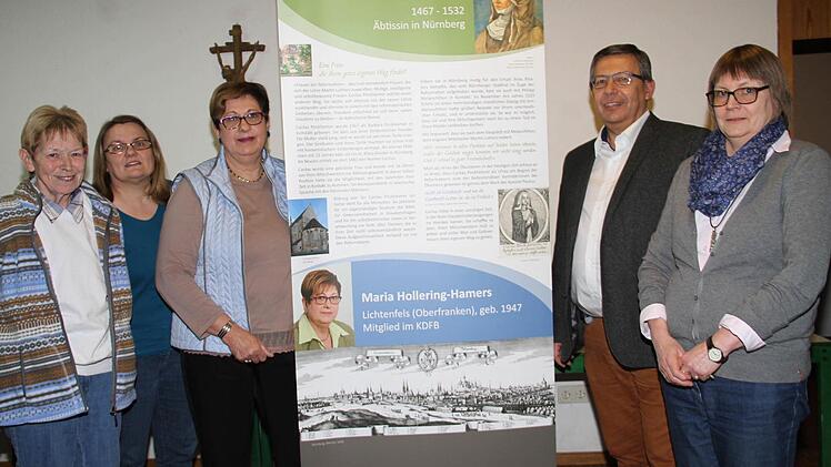 Stellten die Ausstellung und das Rahmenprogramm vor (von links) Annemie Dietz, Stadtarchivarin Christine Wittenbauer, Maria Hollering-Hamers, Joachim und Martina Wegner vom Evangelischen Bildungswerk.  Foto: Gerda Völk