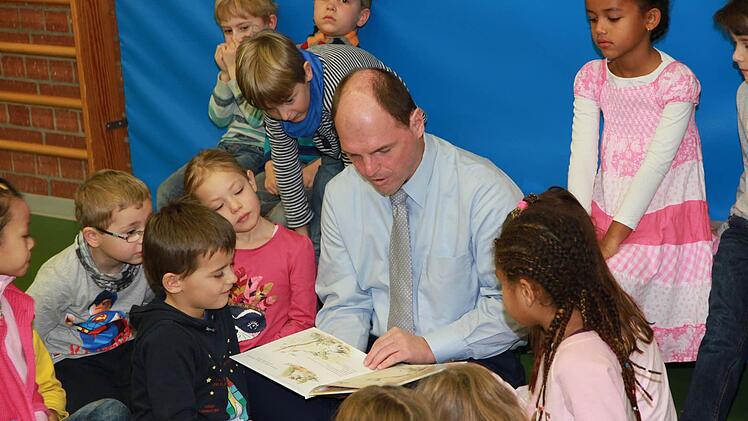 Der Landtagsabgeordnete Michael Hofmann (CSU) hat am Freitag im katholischen Kindergarten St. Elisabeth in Neunkirchen am Brand vorgelesen.  Foto: Mathias Erlwein