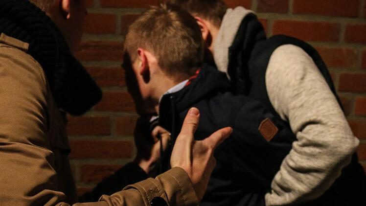 Das Opfer musste sich den drei Angreifern geschlagen geben. Symbolbild: Daniel Maurer/dpa