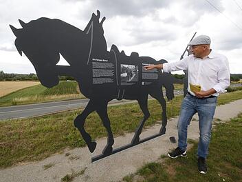 Bürgermeister Claus Schwarzmann erläutert, wie früher mit Pferdekraft die Treidelschiffe gezogen wurden. Foto: Josef Hofbauer
