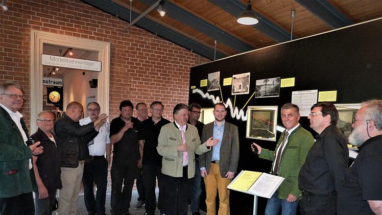 Landrat Klaus Peter Söllner eröffnete mit Bürgermeister Siegfried Decker  den Museumstag im Neuenmarkter Dampflok-Museum.