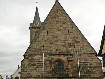 Eine Besonderheit: In Hallstadts Kirche geht man hinunter.