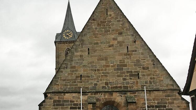 Eine Besonderheit: In Hallstadts Kirche geht man hinunter.
