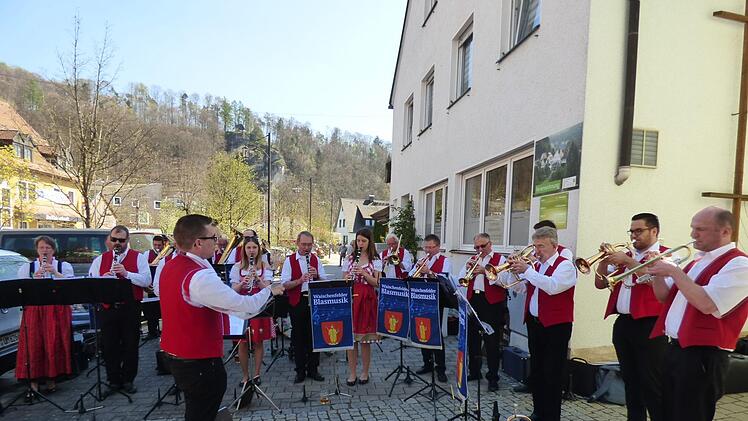 eim Osterbrunnenfest in Waischenfeld spielte die Blasmusik  Waischenfeld zum Standkonzert auf.Foto: Thomas Weichert