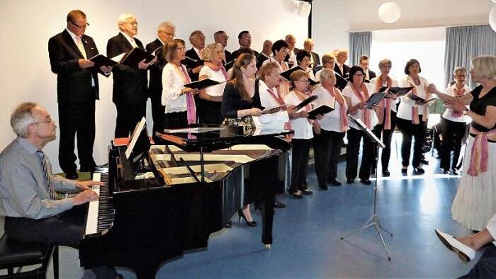 Der gemischte Chor vom Gesangverein Himmelkron im Zusammenspiel mit Hanns-Georg Schmidt am Klavier und der Sopranist Jasmin von Bruenken bei dem Lied "In einer kleinen Konditorei". Rechts Dirigentin Renate Palder, die auch die Gesamtleitung des Konzertes hatte. Foto: Werner Reißaus