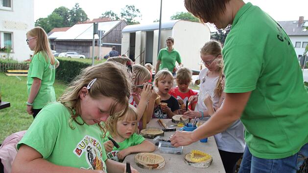 Nagelbilder bastelten die Teilnehmer an einen Stand der "Buntspechte". Fotos: Gerda V&ouml;lk