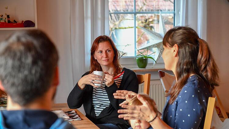 Petra Bäumler (links) und Manuela Nehrbauer hatten schon vorab in einem Telefonat geklärt, was und wo im Haus aufgeräumt werden soll. Vor der Aktion werden noch einmal die Details besprochen. Foto: Ronald Rinklef