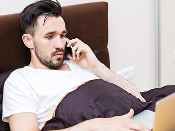 Büroarbeiten sollte man nicht vom Bett aus erledigen. Foto: PantherMedia/InnerVisionPRO