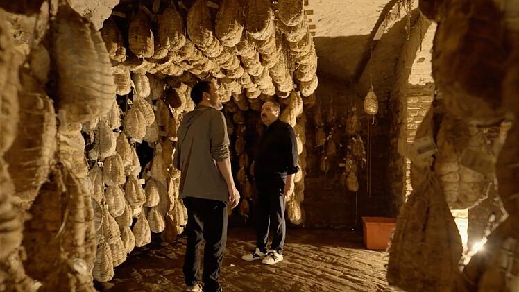 Wo gibt es die besten Zutaten? Beim Sternekoch-Kollegen Massimo Spigaroli besichtigen sie dessen "Schinkenkeller", in dem 5.000 Culatello-Stücke lagern.