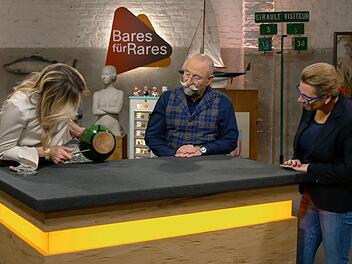 Verk&auml;uferin Lena wurde in der Mittwochsausgabe der ZDF-Tr&ouml;delshow "Bares f&uuml;r Rares" bei Horst Lichter entt&auml;uscht: "Leider nicht das, was ich h&ouml;ren wollte", erwiderte sie nach der Expertise ihrer Jugendstil-Vase. Denn am Boden fehlte ein bestimmtes K&uuml;nstlersignet. Einer H&auml;ndlerin war das anscheinend nicht wichtig. Sie verdoppelte den Wunschpreis.
