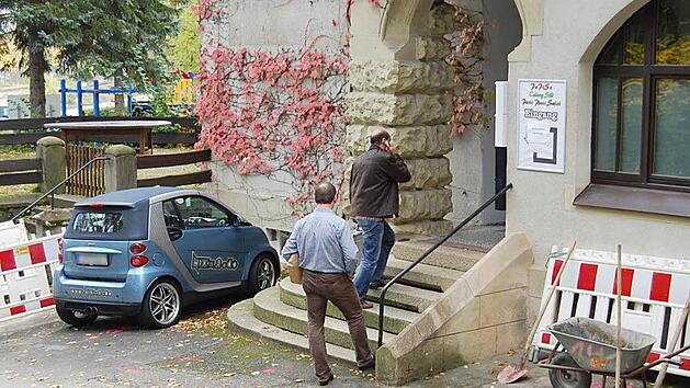 Zwei Mitarbeiter der Spurensicherung betreten das Alte Sch&uuml;tzenhaus.   Foto: Archiv/Oliver Schmidt