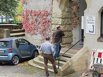 Zwei Mitarbeiter der Spurensicherung betreten das Alte Schützenhaus.   Foto: Archiv/Oliver Schmidt