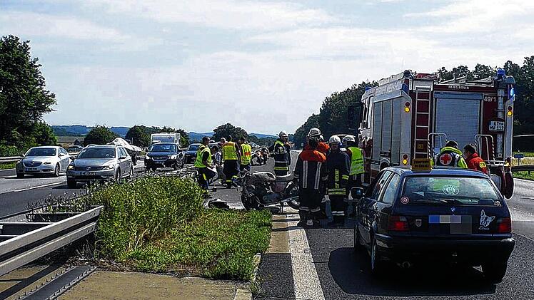 Motorradfahrer schwebt in Lebensgefahr