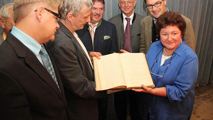 Der Obermeister der Kulmbacher Bäckerinnung, Ralf Groß (Zweiter von links), überreicht das Protokollbuch der Bäckerinnung für die Jahre 1902 bis 19013 an das Museum. Mit im Bild Bürgermeister Frank Wilzok (links) sowie (ab Dritter von links) Landrat Klaus-Peter Söllner, Rainer Grimme, Jörg Lehmann vom Museumsverein sowie Mönchshof-Chefin Siegrid Daum.