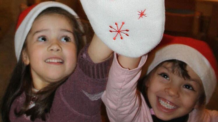 Zoey und Valentina fühlen mal: Ist schon was drin, im Nikolausstrumpf?  Foto: Diana Fuchs