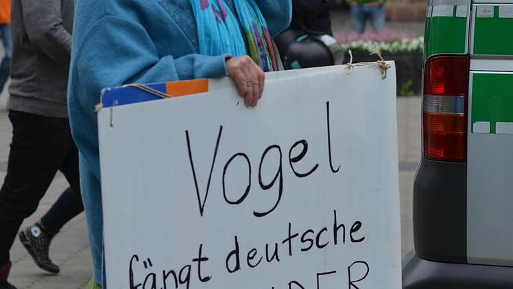Eine Gegendemonstrantin mit Schild. Foto: Nikolas Pelke