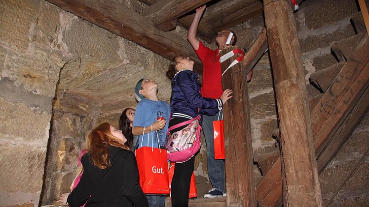 Einen Blick in den Glockenturm der Stadtpfarrkirche gewährte Theo Lerche den Kinder des Ferienprogramms.  Foto: Helmut Will