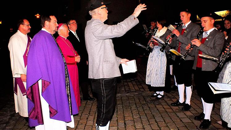 Bischof Friedhelm kam nicht umhin, sich zusammen mit Pfarrer Michael Ehrhart, Diakon Bernhard Trunk und Bürgermeister Bernhard Ruß das musikalische Begrüßungs-Ständchen des Blasorchesters anzuhören.