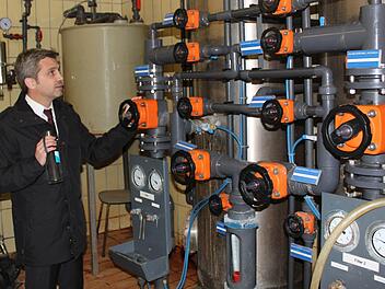 Kurdirektor Frank Oette in der überalterten Enteisenungsanlage im Krugmagazin, die für die Herstellung des Bitterwassers nach wie vor in Betrieb gehalten wird. Foto: Thomas Mäuser