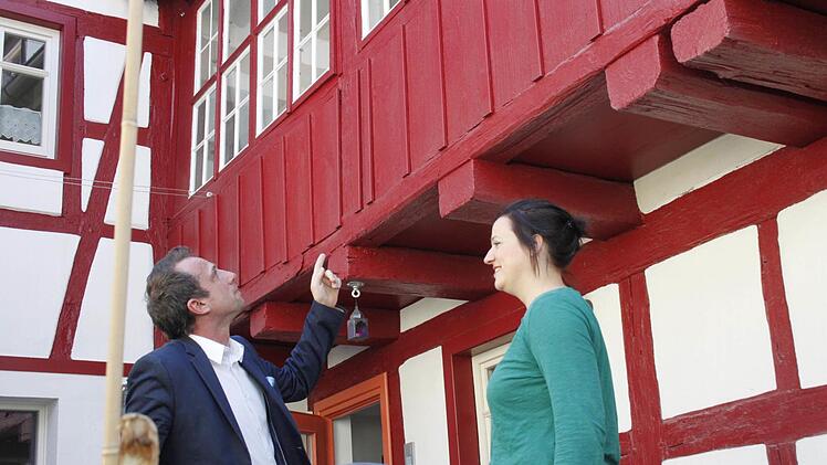 Auch hinten "hui": MdL Thorsten Glauber und Angelika Heim im sanierten Hinterhof.