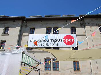 Die Einladung am Hofbrauhaus zum "Designcampus open" ist nicht zu übersehen. Fotos: Helke Renner/Barbara Herbst