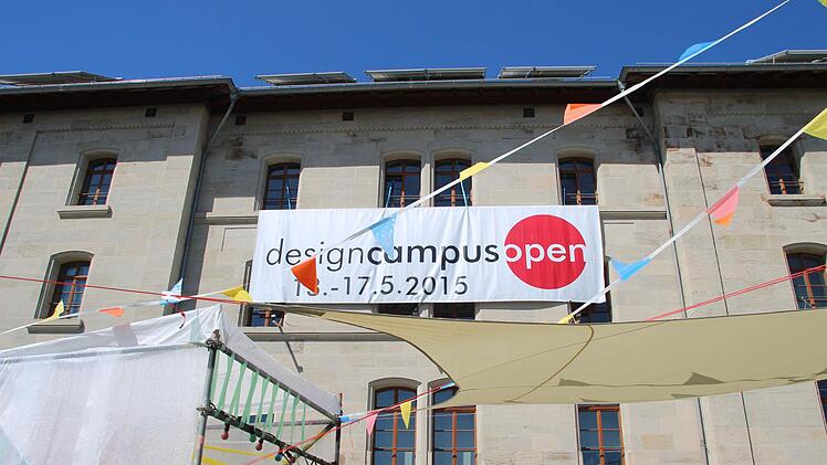 Die Einladung am Hofbrauhaus zum "Designcampus open" ist nicht zu übersehen. Fotos: Helke Renner/Barbara Herbst