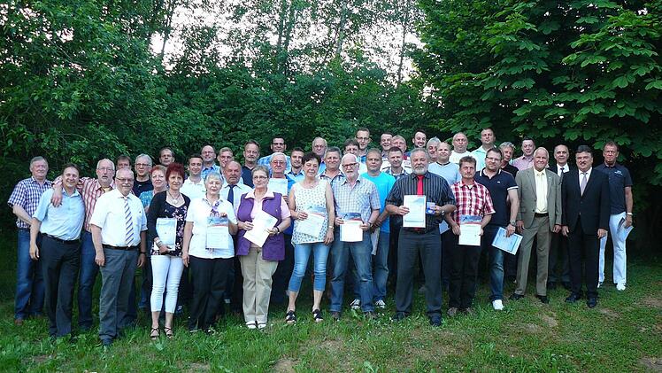 Einer großen Anzahl von SVM-Mitgliedern wurde für 40-, 45- und 50-jährige Treue zum SVM, BLSV und BFV gedankt. Unser Bild zeigt die geehrten Frauen und Männer im Kreise der Ehrengäste und Vorstandschaft. Foto: Klaus-Peter Wulf