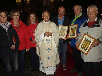 Die Jubiläumsteilnehmer 2015 von links Christa Keßler, Theresie Röder, Mathilde Suchy (alle 25 Jahre), Wallfahrtspfarrer Gerold Postler, Willi Hemmerich (50 Jahre), Otmar Lutz (40 Jahre) und Otmar Seidl (50 Jahre). Foto: Stefan Geiger