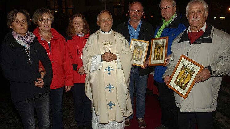 Die Jubiläumsteilnehmer 2015 von links Christa Keßler, Theresie Röder, Mathilde Suchy (alle 25 Jahre), Wallfahrtspfarrer Gerold Postler, Willi Hemmerich (50 Jahre), Otmar Lutz (40 Jahre) und Otmar Seidl (50 Jahre). Foto: Stefan Geiger