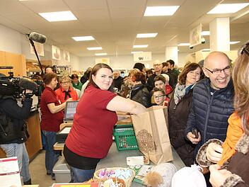 Nach der der Eröffnung herrschte im Laden ein dichtes Gedränge. Denn viele Besucher erledigten gleich ihren Einkauf. Foto: Michael Stelzner