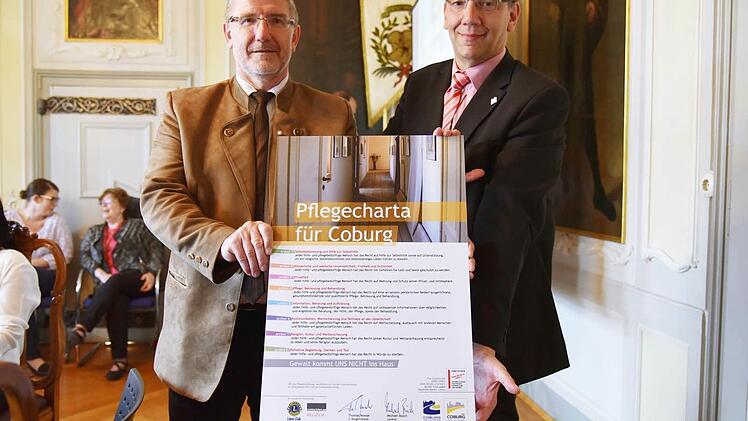 Die Stadt Coburg und der Landkreis Coburg, vertreten durch Bürgermeister Thomas Nowak und Landrat Michael Busch, haben eine Plegecharta für Coburg vorstellt, die die Rechte hilfsbedürftiger Menschen stärkt und die Pflegesituation verbessert. Foto: Gabi Arnold