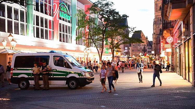 Bei lauen Sommertemperaturen startete das Bardentreffen 2016 in Nürnberg. Foto: Matthias Merz