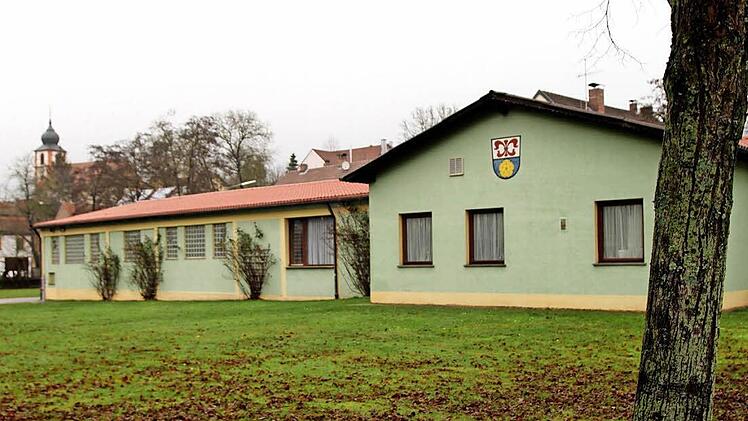 Das Oskar-Kandler-Zentrum in Kirchlauter soll umgestaltet werden. Das wird teuer und dauert lang. Der Bürgermeister hofft auf Zuschüsse. Foto: Günther Geiling
