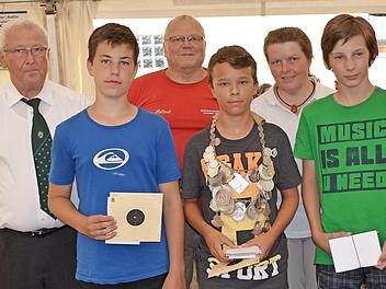 AdlerkönigTobias Pfaff (vorn mit Kette), zusammen mit 1. Ritter Linus Schöb (rechts) und 2. Ritter Marcel Gäbelein; dahinter von links Schützenmeister Reinhold Göhl, Helmut und Kerstin Schmidt Foto: Thomas Micheel