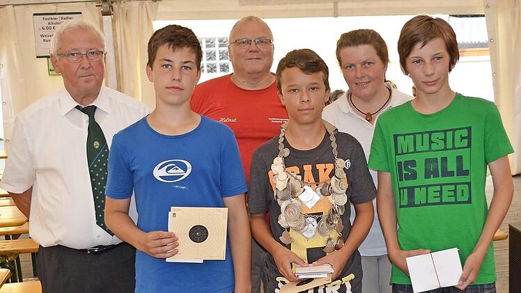 AdlerkönigTobias Pfaff (vorn mit Kette), zusammen mit 1. Ritter Linus Schöb (rechts) und 2. Ritter Marcel Gäbelein; dahinter von links Schützenmeister Reinhold Göhl, Helmut und Kerstin Schmidt Foto: Thomas Micheel