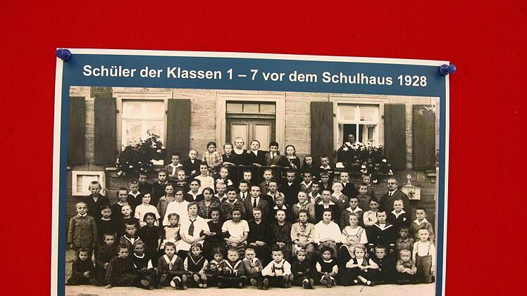 Die Klasse von 1928: bis zu 110 Kinder mussten sich in den Schulraum im Obergeschoss zwängen.  Repro: Werner Baier