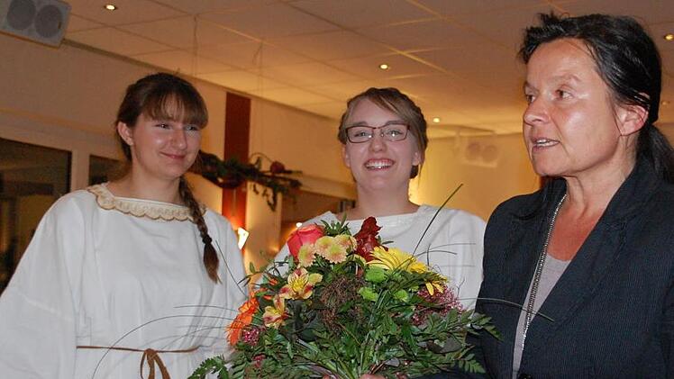 Die Seminarteilnehmer bedankten sich bei Anja Braune (rechts) mit einem Blumengru&szlig;.  Foto: Uschi Prawitz