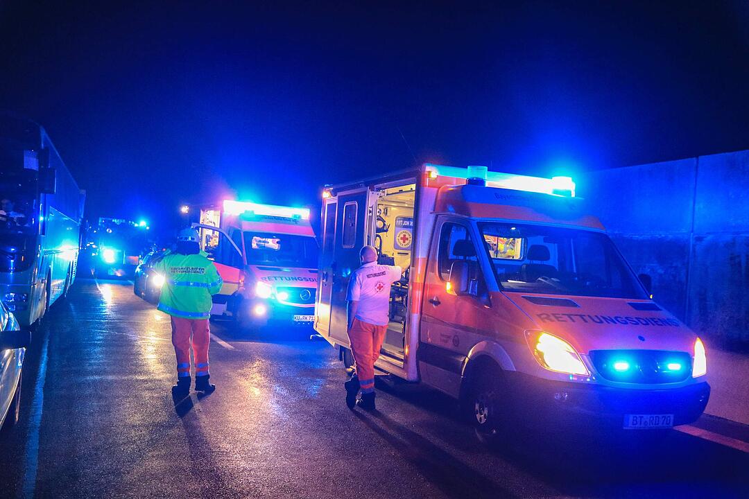 Vollbesetztes Wohnmobil kippt auf die Seite
