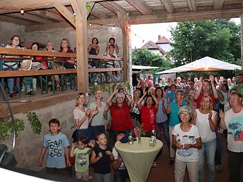Das Publikum beim zweiten Rudelsingen in Adelsdorf war gemischt. An einer Leinwand konnten die Sänger den Text mitlesen. Fotos: Johanna Blum