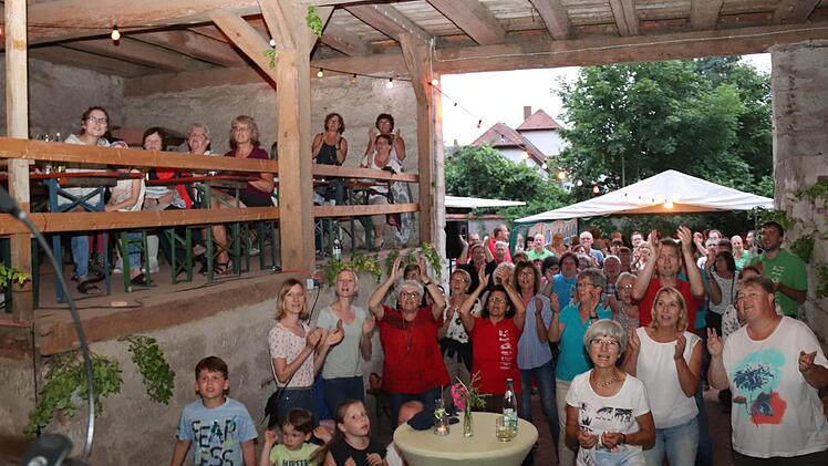 Das Publikum beim zweiten Rudelsingen in Adelsdorf war gemischt. An einer Leinwand konnten die Sänger den Text mitlesen. Fotos: Johanna Blum