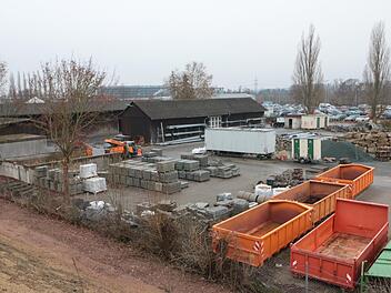 Das Lager des Forchheimer Bauhofes muss bis Ende 2019 geräumt sein, weil die Firma Siemens (im Hintergrund sichtbar) das Areal für die Erweiterung ihres Betriebes beansprucht. Foto: Josef Hofbauer