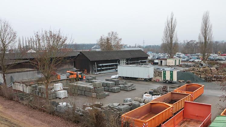 Das Lager des Forchheimer Bauhofes muss bis Ende 2019 geräumt sein, weil die Firma Siemens (im Hintergrund sichtbar) das Areal für die Erweiterung ihres Betriebes beansprucht. Foto: Josef Hofbauer