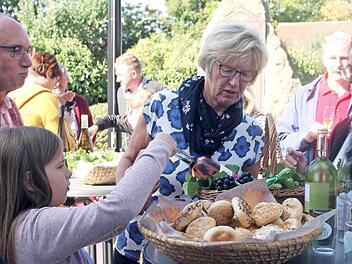 Bei der Traubensegnung in Steinbach durften die Besucher die Früchte, den heimischen Wein und Brot probieren.  Fotos: Günther Geiling